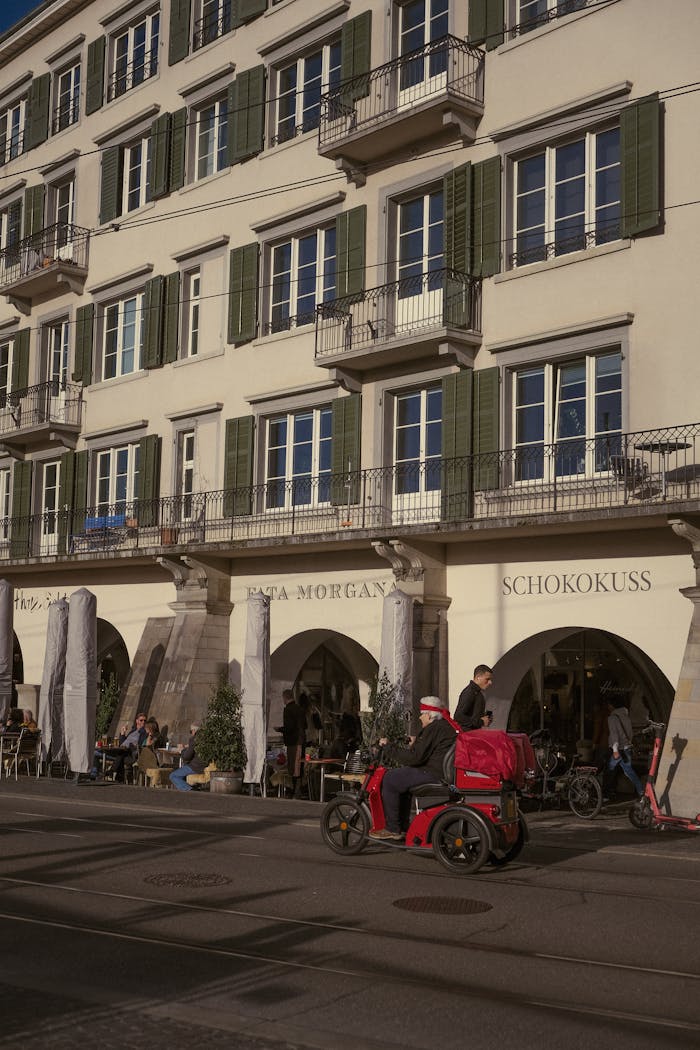 urban-scene-with-modern-building-and-cyclist-31603789